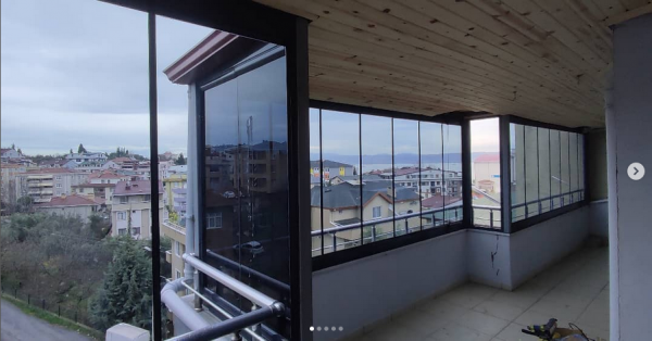 Cam balkon